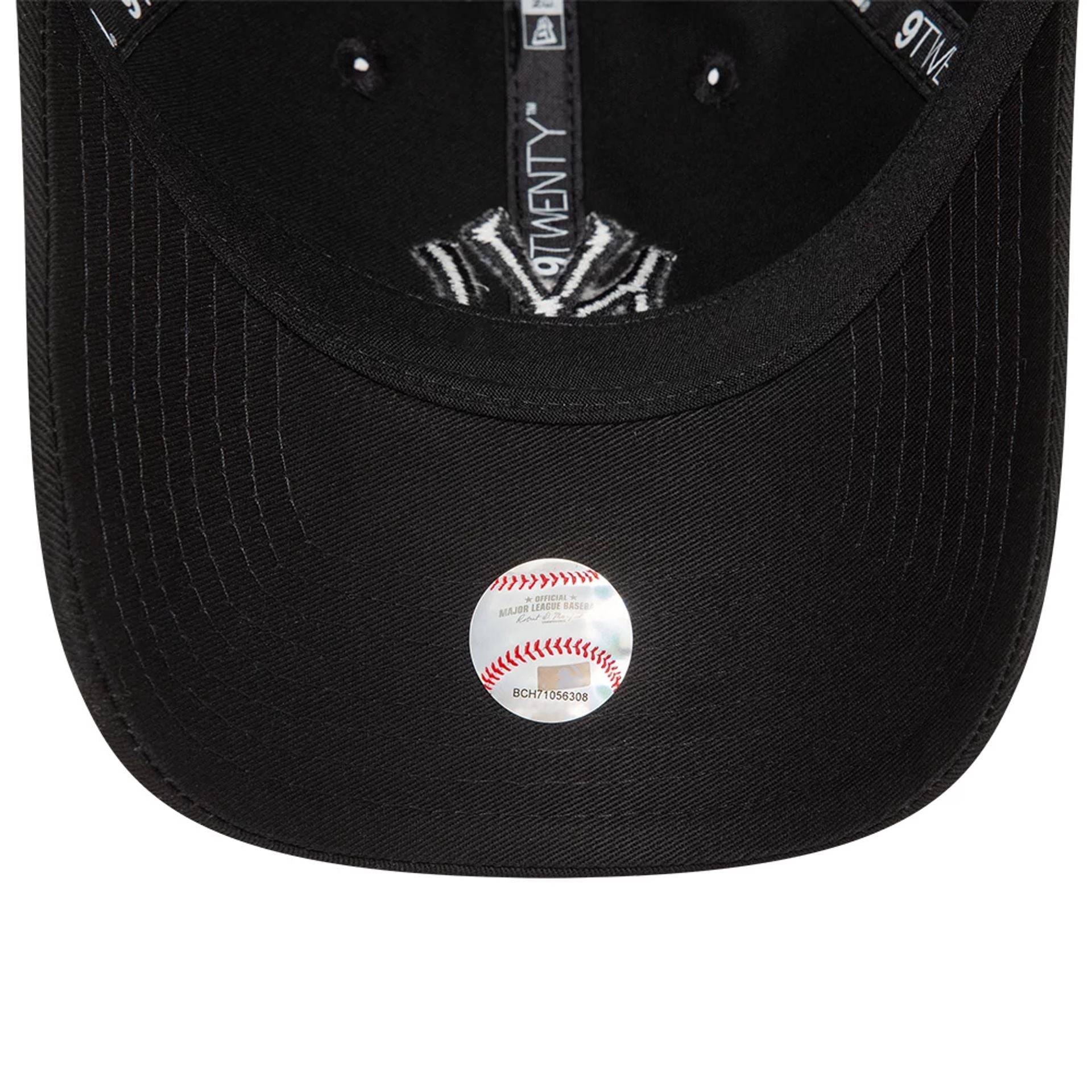 New Era New York Yankees League Essential Black On Black 9TWENTY Adjustable Cap - Cap On