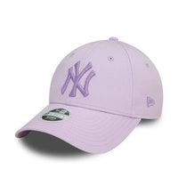 New York Yankees Essential Womens Purple 9FORTY Cap - Cap On