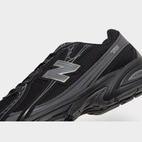 Black New Balance 740