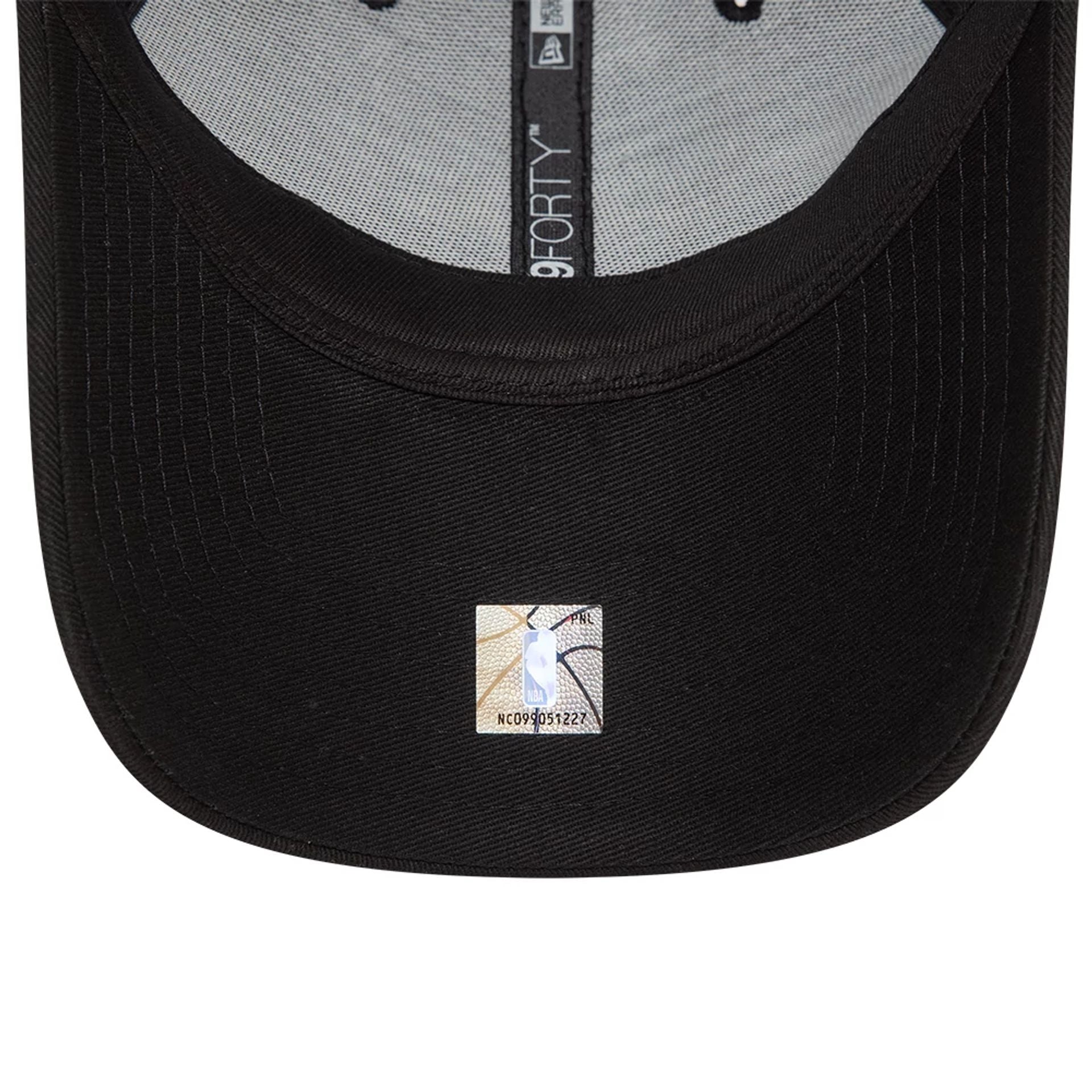 New Era Chicago Bulls NBA Essential Black 9FORTY Adjustable Cap - Cap On