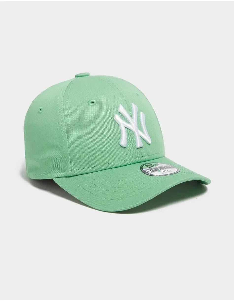 New Era MLB 9FORTY New York Yankees Cap (Youth) - Cap On