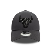 New Era NBA Seasonal Infill Chicago Bulls 9Forty Men's Adjustable Cap - Dark Grey - Cap On