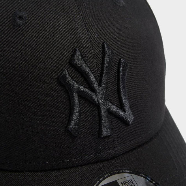 New Era New York Yankees Black 9FORTY - Cap On