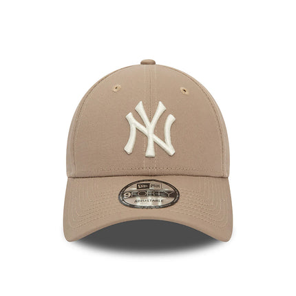 New York Yankees League Essential Brown 9FORTY Adjustable Cap - Cap On