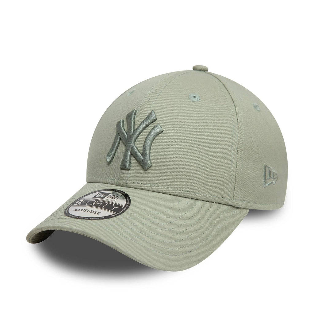 New Era New York Yankees League Essential Pastel Green 9FORTY Adjustable Cap - Cap On