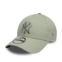 New Era New York Yankees League Essential Pastel Green 9FORTY Adjustable Cap - Cap On