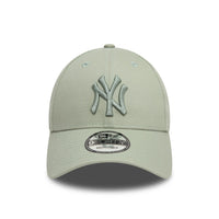 New Era New York Yankees League Essential Pastel Green 9FORTY Adjustable Cap - Cap On