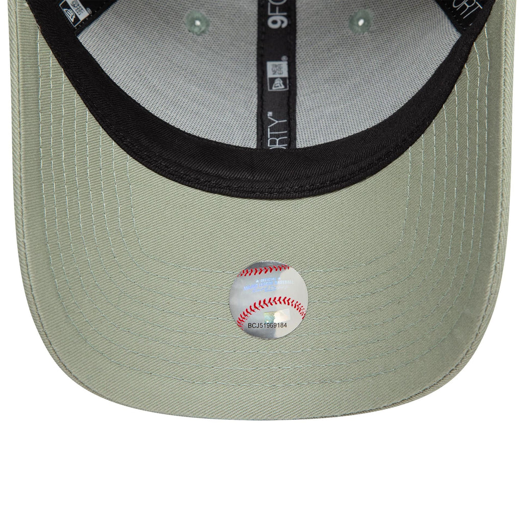 New Era New York Yankees League Essential Pastel Green 9FORTY Adjustable Cap - Cap On