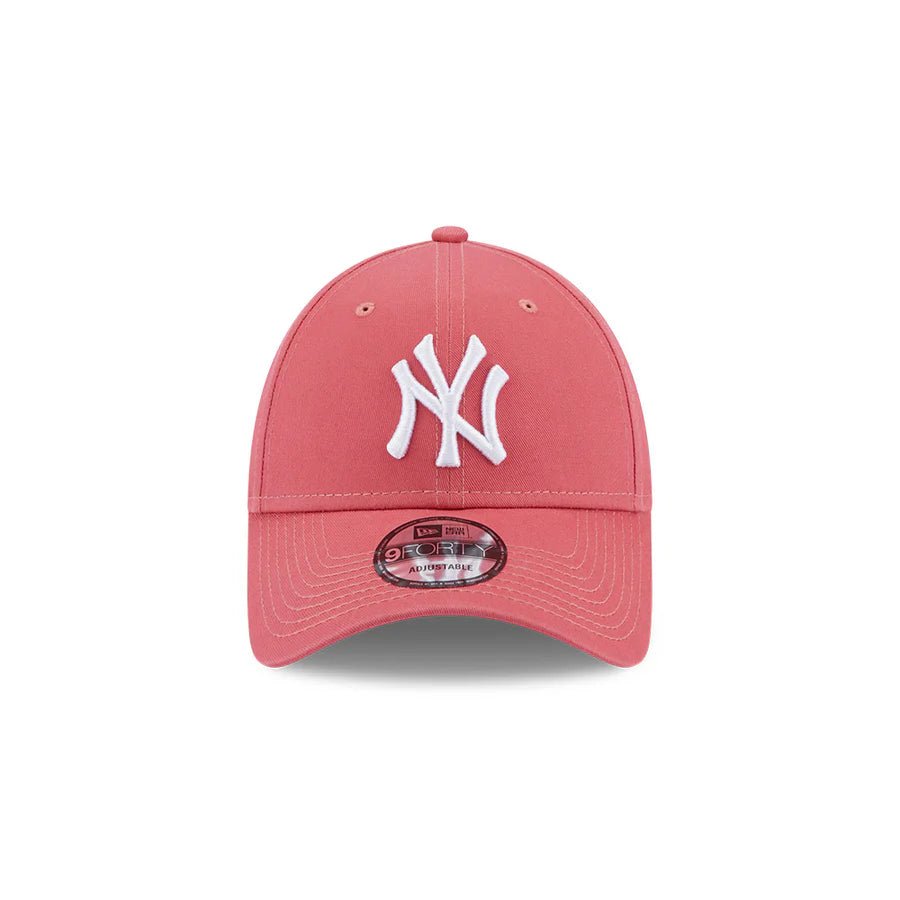 New Era New York Yankees MLB League Essentials 9FORTY Strapback - Cap On
