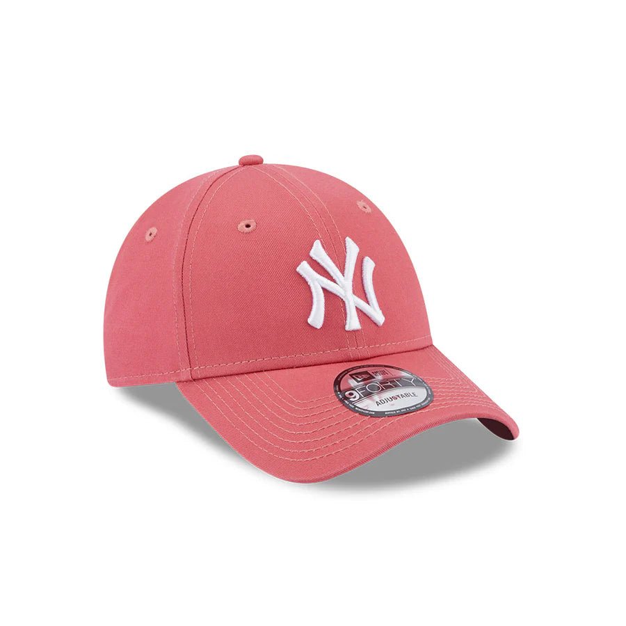 New Era New York Yankees MLB League Essentials 9FORTY Strapback - Cap On