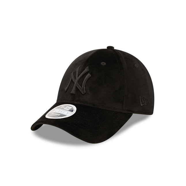 New Era New York Yankees Women's Black Velour 9FORTY Adjustable Cap - Cap On