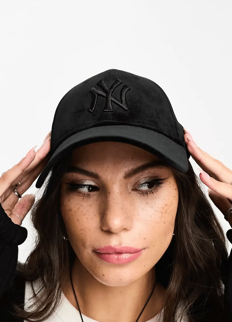 New Era New York Yankees Women's Black Velour 9FORTY Adjustable Cap - Cap On