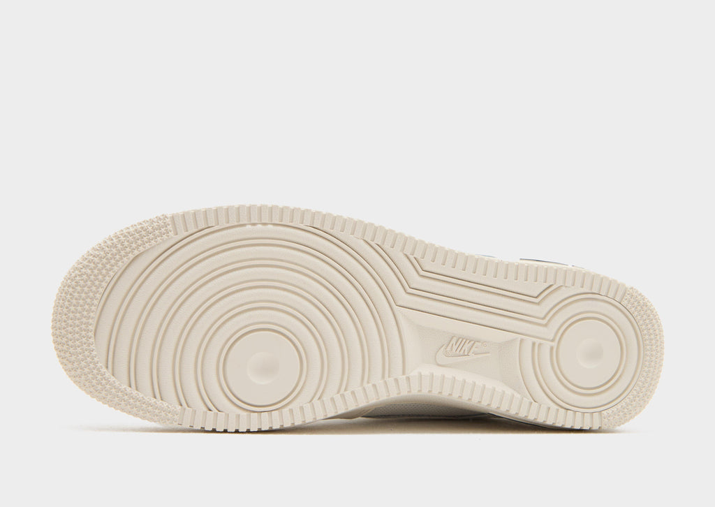Nike White Nike Air Force 1 '07 LV8