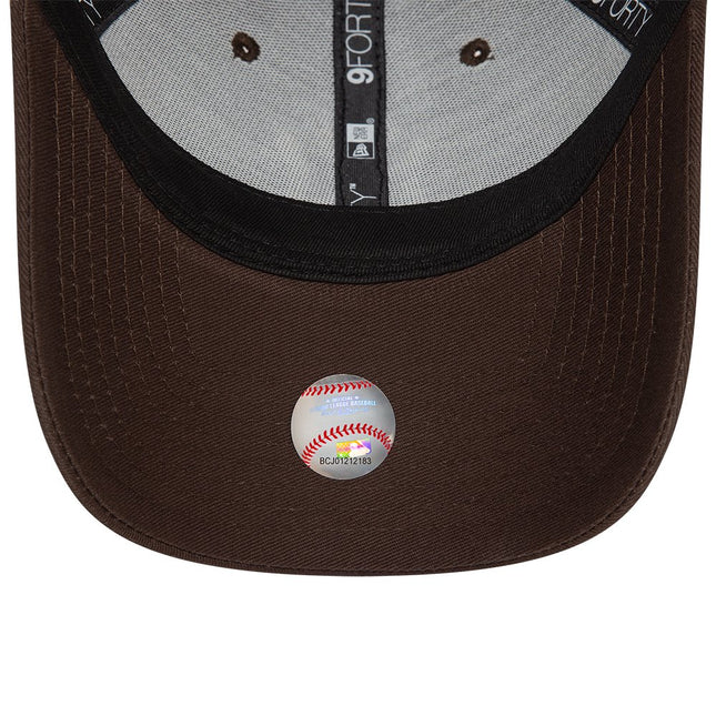New Era New York Yankees League Essential Dark Brown 9FORTY Adjustable Cap