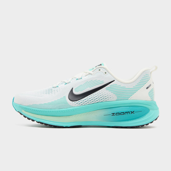 White Nike Vomero 18