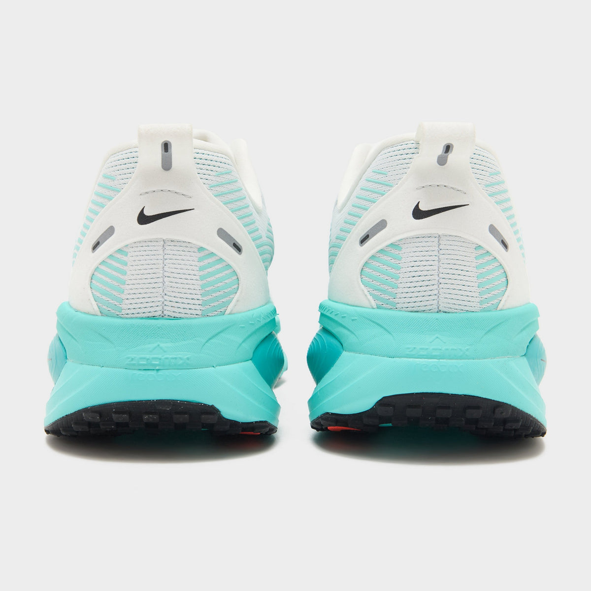 White Nike Vomero 18
