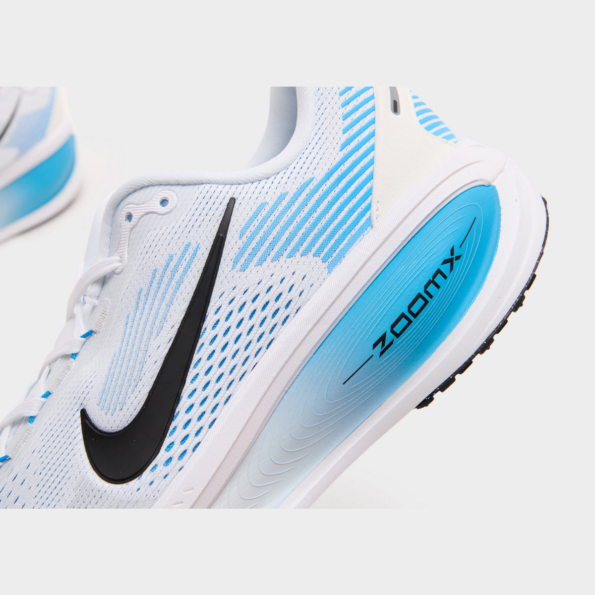 White Nike Vomero 18