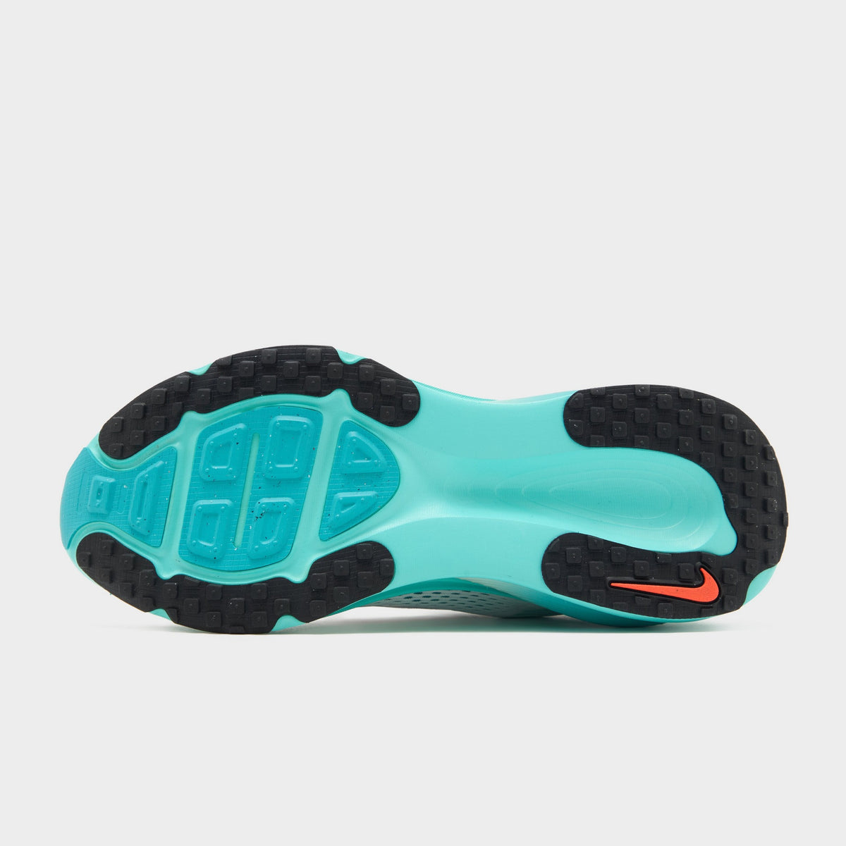 White Nike Vomero 18